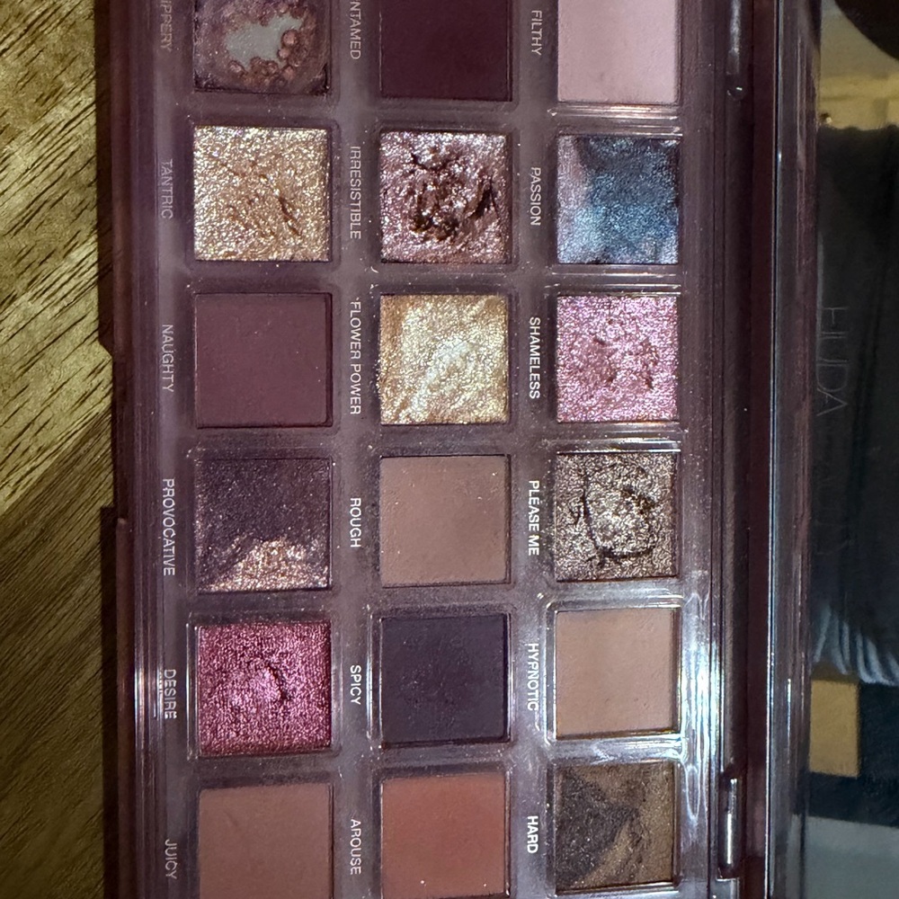 HUDA BEAUTY Eyeshadow Palette - Rich Pinks, Golds, and Browns